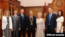 Качып кеткен президент Курманбек Бакиев үй-бүлөсү менен. Максим Бакиевге турмушка чыккан Айжан Чыныбаева (оңдо) четте турат.