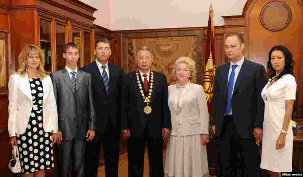 Официальная семья экс-президента КР Курманбека Бакиева. Фото сделано во время президентских выборов в 2009 году. 