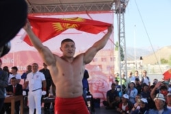 Таяк тартыш боюнча таймашта 105 кг. салмакта алтын медал тагынган кыргызстандык Келдибек Атайбек уулу. Чолпон-Ата шаары. 7-сентябрь, 2018-жыл.