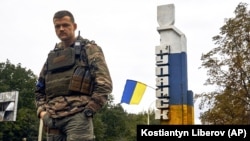 Український військовий у звільненому Куп’янську, 14 вересня 2022 року