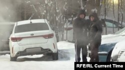 Gazagystanda sowuk howada ulaglaryň golaýynda duran adamlar (Illýustrasiýa suraty)