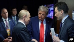 Путин и Трамп после пресс-конференции в Анкоридже. 15 августа 2025 года