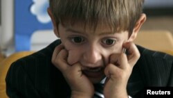 Вопрос о том, стоит ли детям идти в первый класс в "раннем" возрасте, многие родители обсуждали не раз и пришли к мнению, что ребенок не должен лишаться детства