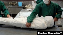 Жертва коронавируса, завернутое в пластик (иллюстративное фото)
