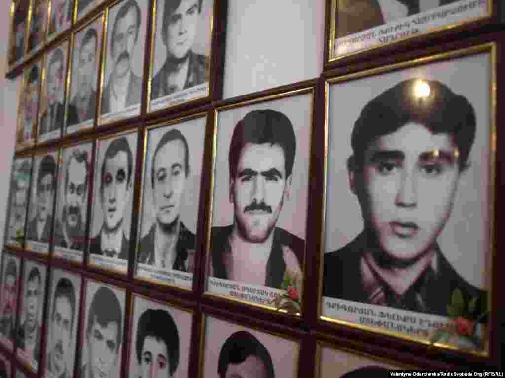 Один зі стендів в музеї зниклих без вісти в Степанакерті. Фотографії позначені червоною трояндою означають, що ймовірно ця людина жива. Рідні не виключають, що вони &nbsp;&nbsp;і досі перебувають в полоні.