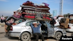 Газанын түндүгүнө барууга камданып, жолдун ачылышын күтүп жаткан адам. 26-январь, 2025-жыл.