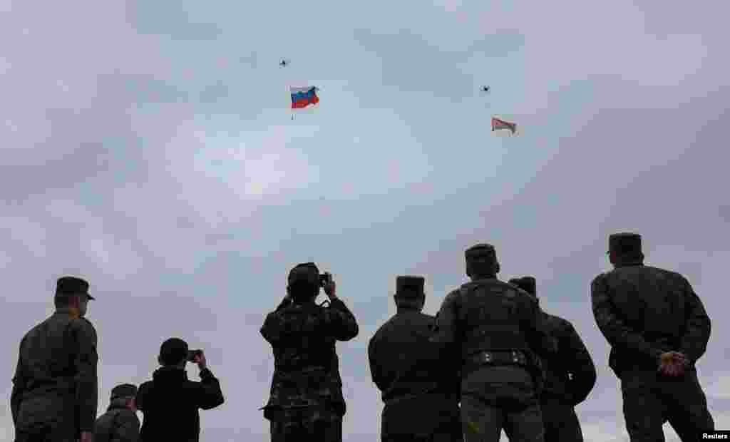 Дроны са сьцягамі Расеі і Беларусі