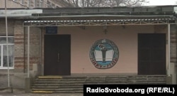 Школа у селищі Трудовська. Напис: «Миру – мир»