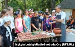 У дитячому таборі «Перлина Донеччини» навчають гончарства