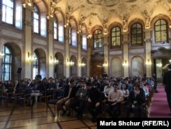 Учасники семінару про злочини комунізму у Великому залі Сенату Чехії