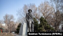 Сүймөнкул Чокморовдун Бишкектеги эстелиги.