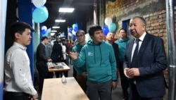 На открытии нового офиса ПВТ. Вице-премьер-министр Кубатбек Боронов, Алтынбек Исмаилов. 30 ноября 2019 г.