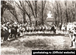 Жовтий Клин. Виступ українського ансамблю бандуристок біля пам'ятника Тарасу Шевченку в селище міського типу Самійлівка Саратовської області. 1980-і роки