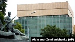 АКШнын Москвадагы элчилиги. Орусиянын  Тышкы иштер министрлиги билдиргендей,  америкалык 60 дипломаттын 58и Москвадан, экөө Екатеринбург шаарынан  кетет. 