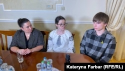 Кира и Максим из Мариуполя после возвращения в Украину с Дарьей Герасимчук (крайняя слева), уполномоченной президента Украины по правам ребенка и детской реабилитации