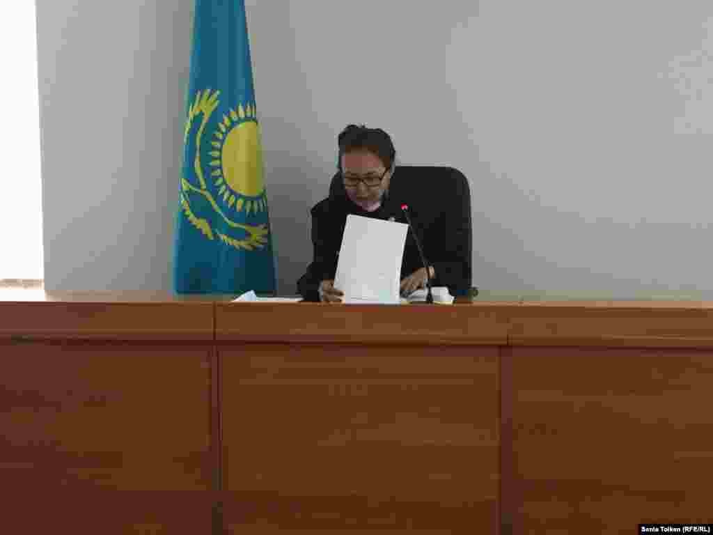 Решение об аресте активистов на два месяца приняла судья Гульжихан Мутиева. Она отклонила ходатайство адвокатов активистов, чтобы их перевели под домашний арест. &nbsp;