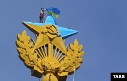 Зірка на даху висотки в Москві