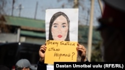 Уурдалып, өлтүрүлгөн Айзаданын окуясынан кийинки нааразылык акциясы. Ош шаары. 8-апрель, 2021-жыл.