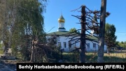 Місце російського авіаудару у Яровій на Донеччині 9 вересня. Там досі лежать речі, власники яких загинули того дня