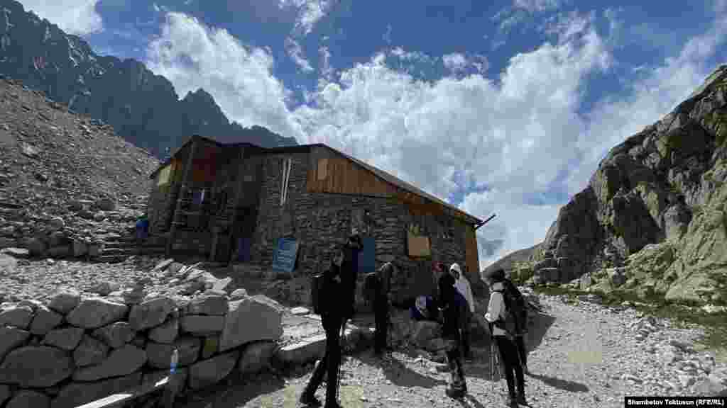 Ошентип узак-узак жол жүрүп отуруп Ак-Сай капчыгайындагы&nbsp;Рацека жайына келдик. Бул жерде&nbsp;альпинист, туристтер эс алып, Мугалим чокусуна сапар алышат. Ал эми биз Мугалим көлүнө барабыз.&nbsp;