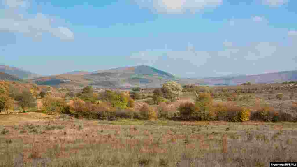 Краєвид з парку на Варнутську долину в сторону села Гончарне