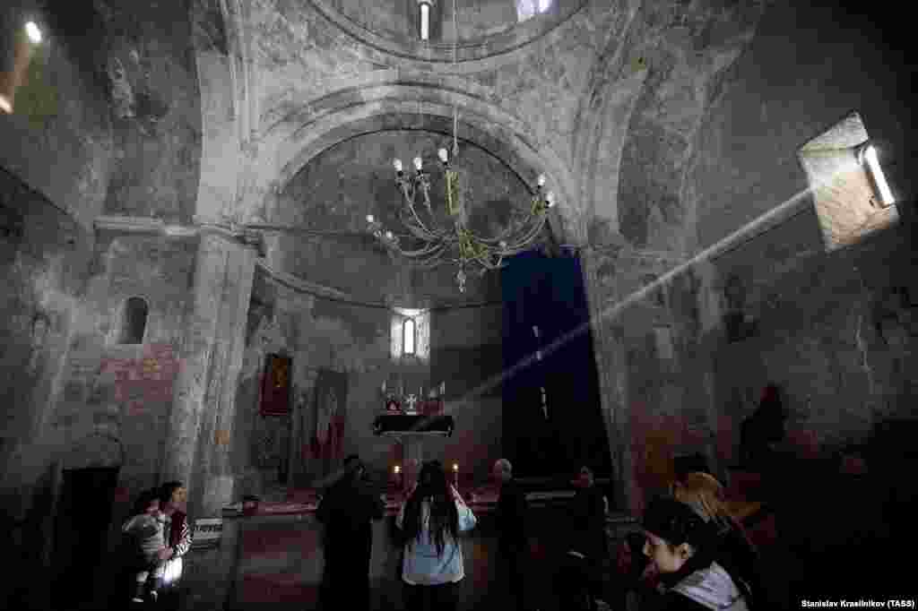 Усередині Дадіванку. Вірмени приїжджають у великій кількості, щоб відвідати монастир