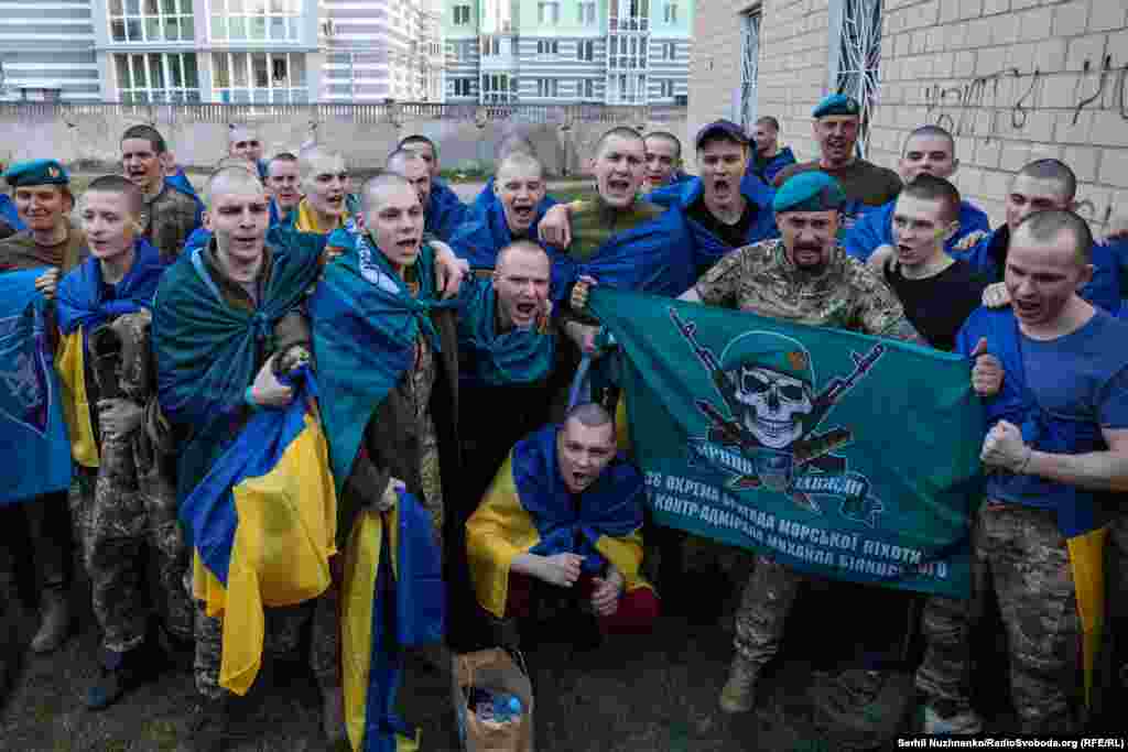 Звільнені з полону українські захисники.Загалом, за даними влади, від початку повномасштабної війни з російського полону вдалося звільнити вже 4 552 людини – як військових, так і цивільних. Поза обмінами додатково звільнили 529 людей