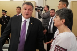 Міністр Арсен Аваков спілкується з матір’ю солдата Марківа, 17 травня 2019 року, Павія