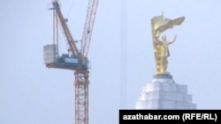 Paýtagt Aşgabatdaky Bitaraplyk binasynyň üstünde Saparmyrat Nyýazowyň Güne tarap aýlanýan heýkeli oturdyldy. Bu ýadygärlik il arasynda 'Üç aýak' atlandyrylýar. Arhw suraty. 