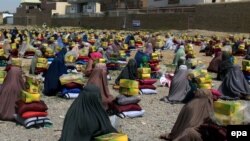 آرشیف - توزیع مواد غذایی به افراد نیازمند در ولایت کندهار