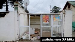 Aşgabadyň Hoja Ahmet Ýasawy köçesiniň ugrunda ýumrulan hususy dükanlaryň biri (Arhiw suraty)