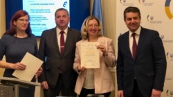 Тереза Хланьова (ліворуч) разом з послом України в Чехії Євгеном Перебийніс (крайній праворуч) нагороджують учасників конкурсу