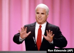 Жок Маккейн.