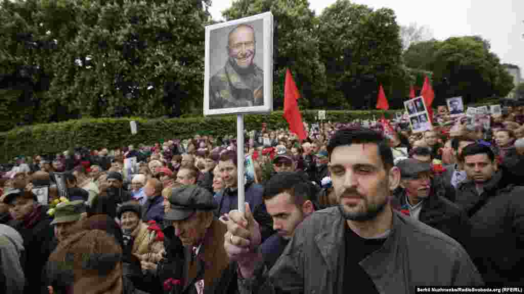 А хтось відверто іронізував із самої акції, принісши світлину Дмитра Яроша (народного депутата України, лідера Української добровольчої армії). Учасники цього не помітили