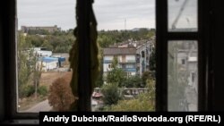 Вигляд на Красногорівку з пошкодженого снарядами вікна будинку, вересень 2019 року