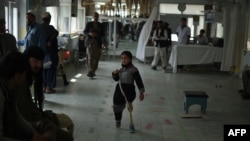 یکی از اطفال که در نتیجه انفجار ماین پایش قطع شده است 