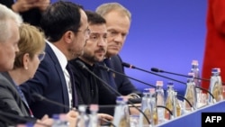 Президент України Володимир Зеленський (другий праворуч) на саміті Європейської політичної спільноти в Будапешті, Угорщина, 7 листопада 2024 року