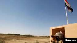 Каим чек ара бекетинде күзөттө турган ирактык жоокер. 