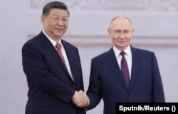 Президент Росії Володимир Путін тисне руку своєму китайському колезі Сі Цзіньпіну під час вітальної церемонії перед переговорами в Кремлі в Москві, Росія, 8 травня 2025 року
