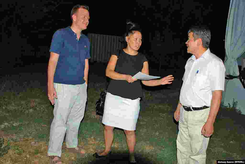 Для поэтов, участвовавших в фестивале, поэзия не является&nbsp;профессией. На хлеб насущный они зарабатывают чем-то иным. Кто-то&nbsp;работает редактором в СМИ, кто-то переводчиком. К примеру, Алмаша Аренова (в&nbsp;центре) пишет стихи в свободное от работы в казахстанском МИД время.&nbsp;Слева &ndash; атташе генерального консульства США Чарльз Мартин. Справа &ndash; Кайрат Дуйсенов, называющий себя председателем Союза писателей народов мира, который, по его словам, объединяет авторов из шести стран.