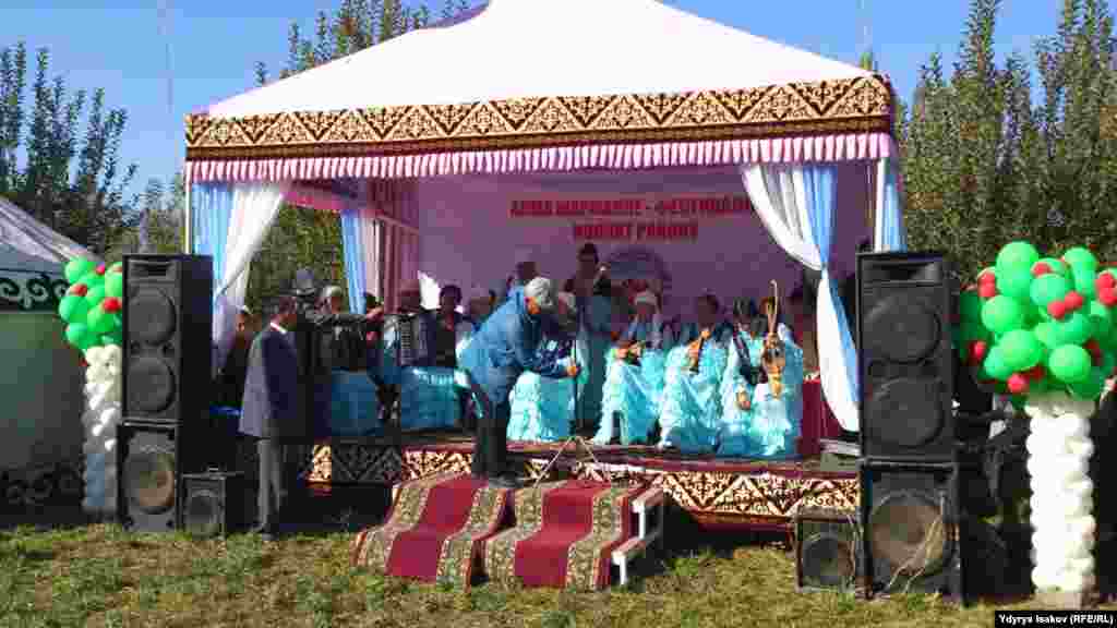 Фестивалды ар кандай оюн-зооктор жана ыр-бий коштоду. &nbsp;Өткөн жылы фестиваль Өзгөн районунун Ак-Жар айылында өткөн.&nbsp;​