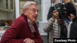 Жорж Сорос Борбор Азиядагы Америка университетинин студенттери менен жолугушуу учурунда. 17-ноябрь, 2014-жыл