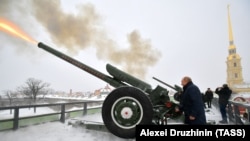 Владимир Путин стреляет из 122-миллиметровой гаубицы Д-30