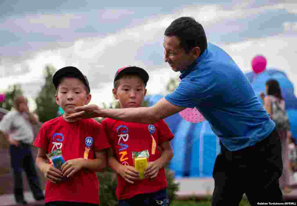 Ата-эне дайыма балдарынын сүрөткө жылмайып түшүүсүн каалайт.&nbsp;