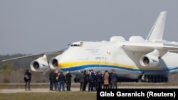23 квітня Ан-225 «Мрія» доставив до України з Китаю черговий медичний вантаж, який зустрічав президент Володимир Зеленський