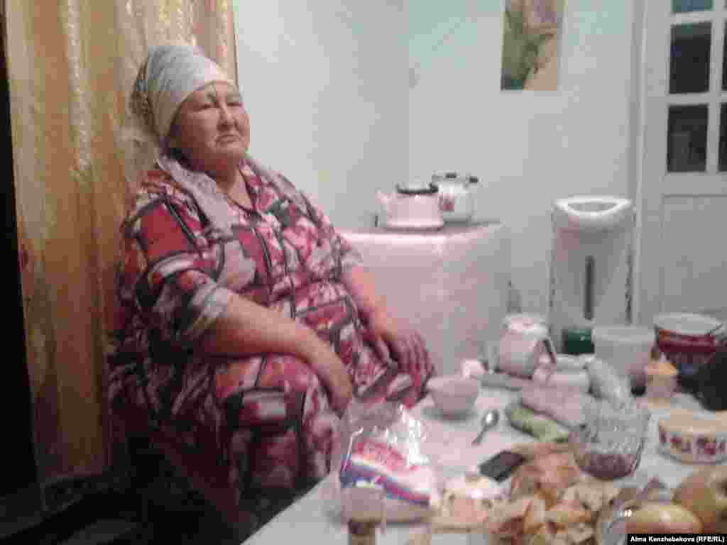 Жительница Кызылординской области Зупан Кожамкулова получает пенсию 35 тысяч тенге, половина уходит на лекарства. Женщина говорит, что цены после девальвации тенге нещадно бьют по бюджету семьи. Она просит власти удержать цены хотя бы на хлеб и сахар.&nbsp;