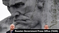 Сяргей Румас (зьлева) і Дзьмітры Мядзьведзеў. Архіўнае фота