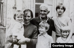 Миша Лощинин у бабушке в Уфе (в центре)