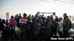 عکس : گروهی از مهاجرین عمدتآ افغان و سوری که توسط نیروهای امنیتی ترکیه توقف داده شده اند. 