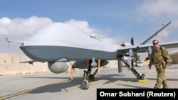 Америкалык аскер MQ-9 Reaper учкучсуз аппаратынын жанында турат. Ооганстан, Кандагар авиа базасы. 23-январь, 2018-жыл.